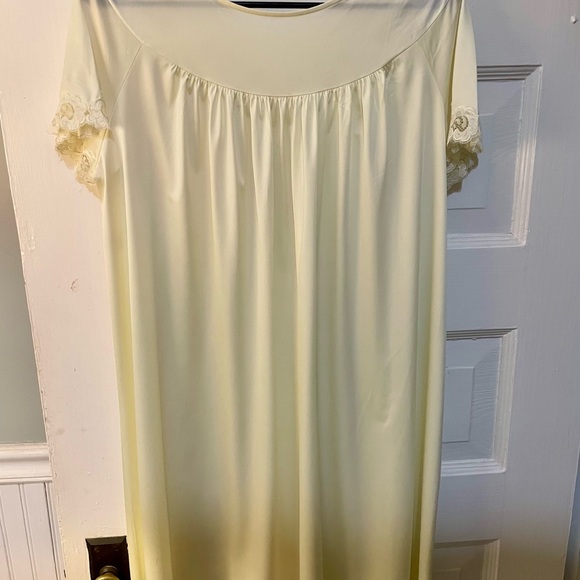 Vintage Shadowline Butter Yellow Nightie with Embroidered Details, Size Medium - Picture 5 of 7
